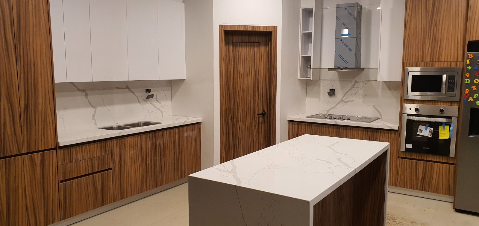Cocina con isla y cubierta clara instalada por Pietra Santa
