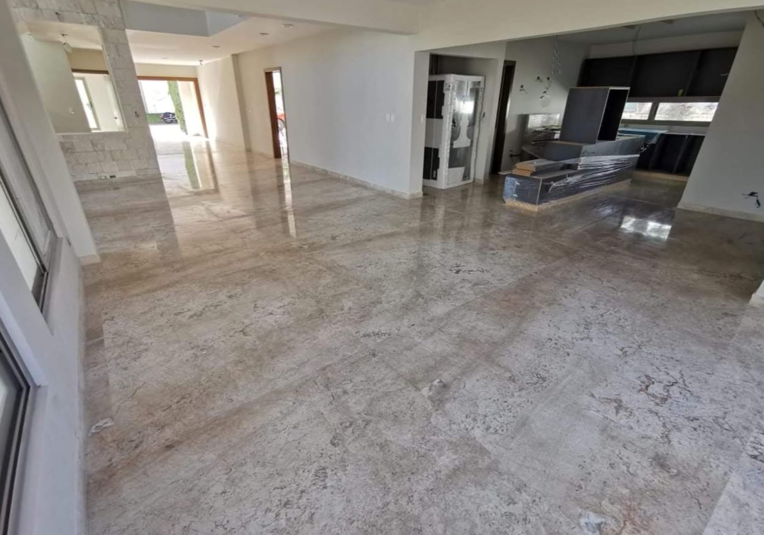 Piso interior de piedra natural pulida instalado por Pietra Santa